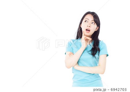 考える女性 6942703