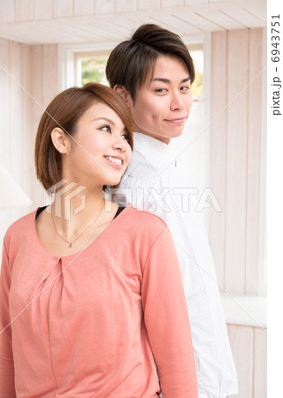 背中合わせに立つ若いカップル 6943751