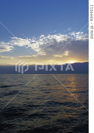 夕暮れの湖 夕暮れの湖 6944011