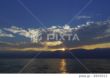 夕暮れの湖３ 6944013