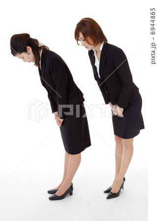 二人の若いビジネスウーマン 6944865