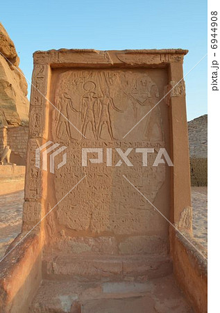 アブシンベル大神殿の入り口の碑文 6944908