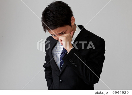 悩む若いビジネスマン 6944929