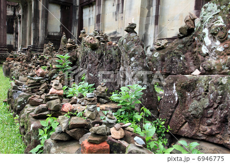 アンコール・ワットの庭園の石積み碑 6946775
