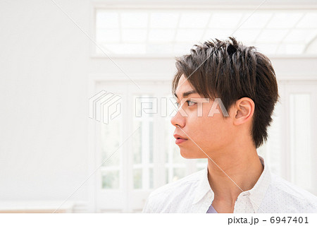 若い男性 横顔の写真素材