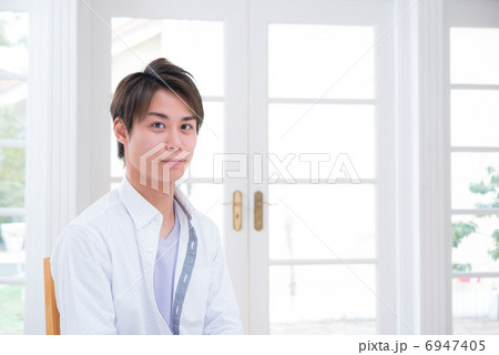 若い男性　正面 6947405