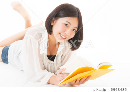本を読む女性 6948486