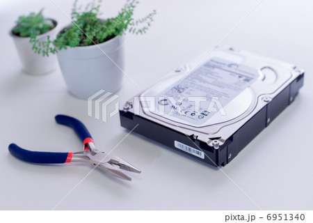 データ復旧イメージ:ハードディスクと植物とペンチ データ復旧イメージ:ハードディスクと植物とペンチ 6951340