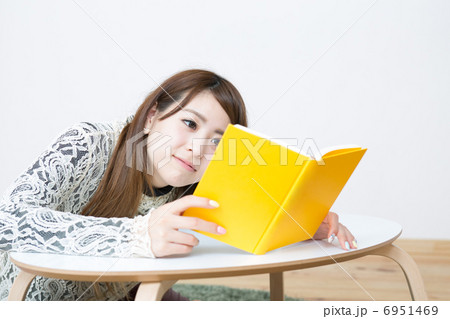 本を読む女性 6951469