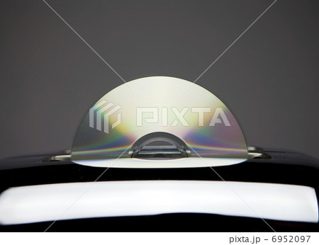 トースターから飛び出た光学ディスク。ＣＤ-ＲやＤＶＤ-Ｒなどのディスクを焼く 6952097