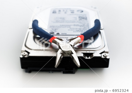 ハードディスクとペンチ 6952324