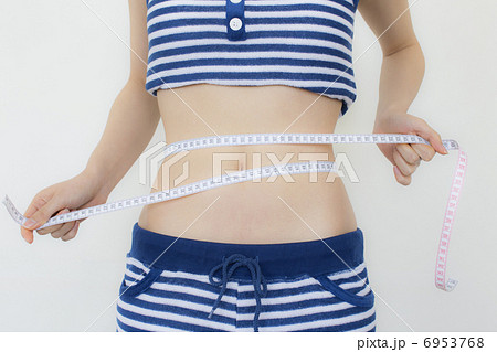 ウエストを測る女性 6953768