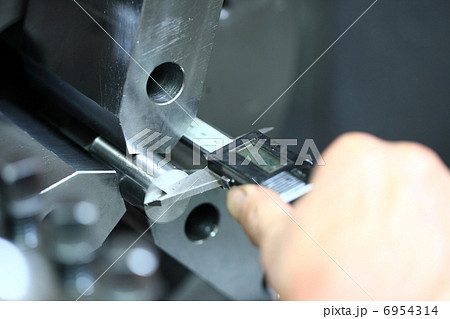 製造業　金属加工　精密部品　工作機械　働く 6954314