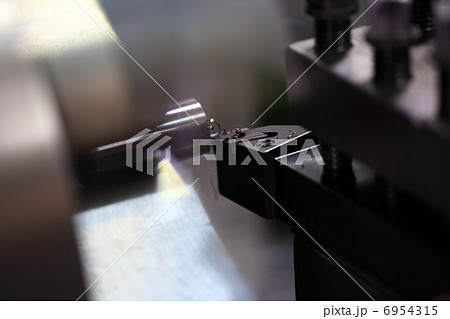 製造業　金属加工　精密部品　工作機械　働く 6954315