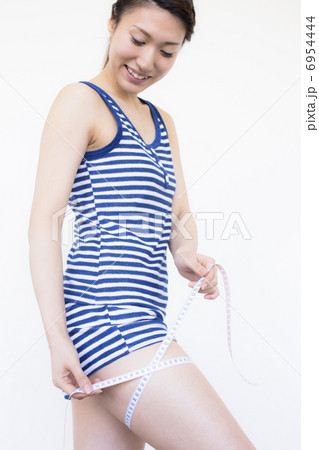 太ももを測る女性 6954444