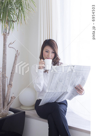 出勤前のビジネスウーマン 6954503