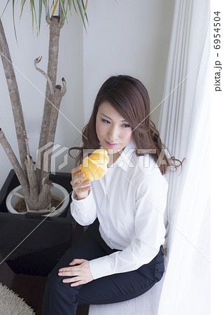 出勤前のビジネスウーマン 6954504