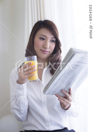 出勤前のビジネスウーマン 6954505