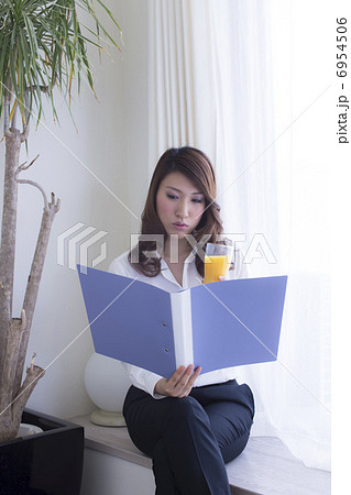 出勤前のビジネスウーマン 6954506