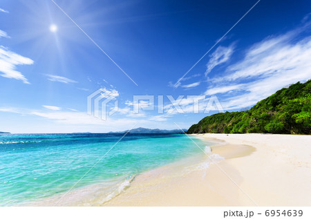 White sand beach and blue sky 6954639