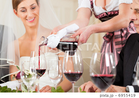 Wedding party at dinner 6955419