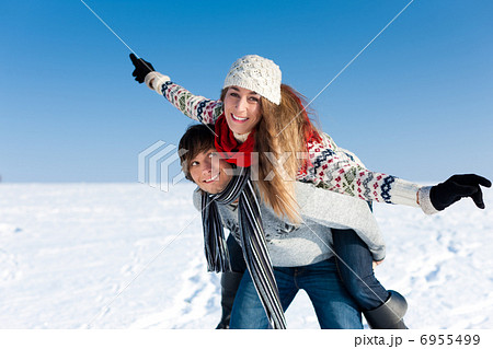 Couple having a winter walk 6955499