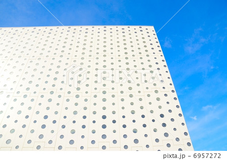 金沢海みらい図書館・日中外観【横】 6957272