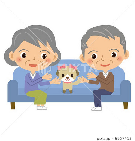 ペットを可愛がる老夫婦 6957412