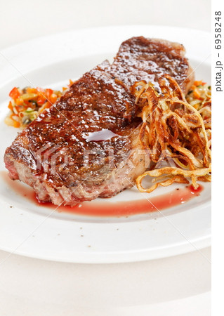 Grilled steak with vegetables 6958248