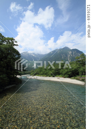 上高地にて穂高連峰を望む 6959171