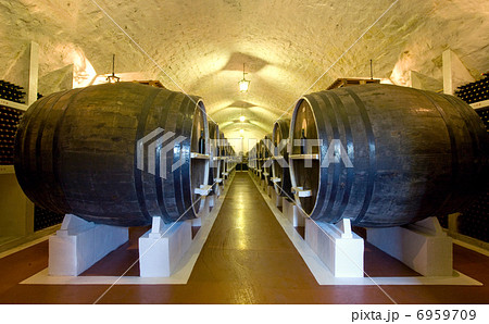 large barrels large barrels 6959709