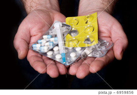 hands holding the drugs 6959856