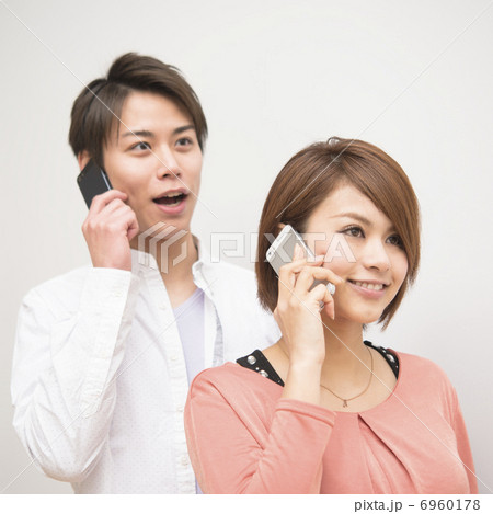 スマホで電話する若いカップル 6960178