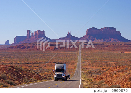 アメリカの有名風景（モニュメントバレー） 6960876