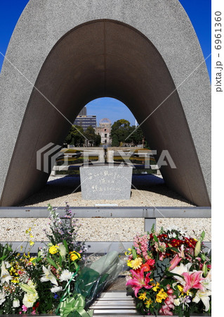 原爆死没者慰霊碑と原爆ドーム 6961360