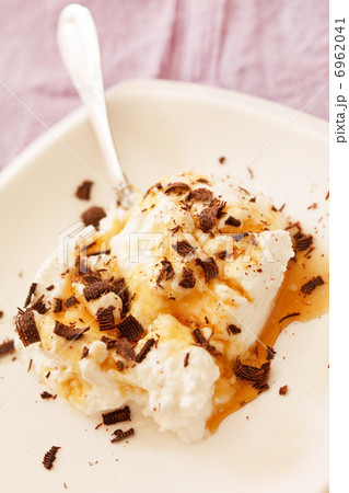 cottage cheese with honey and chocolate 6962041