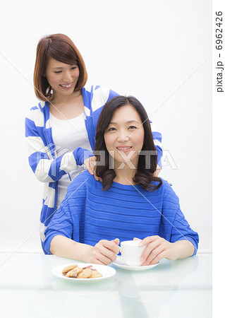 母親の肩を揉む娘 6962426