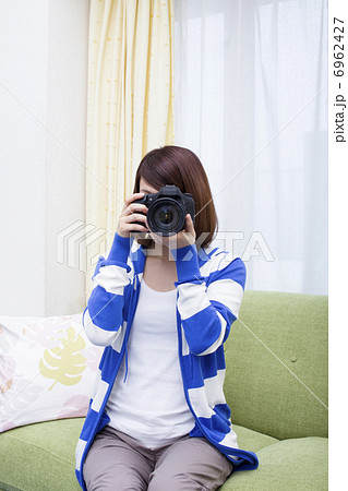 カメラを構える女性 6962427