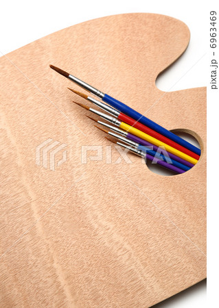 Clean wooden palette and paint brushes 6963469
