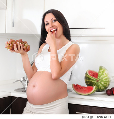 pregnant woman with fruits 6963814