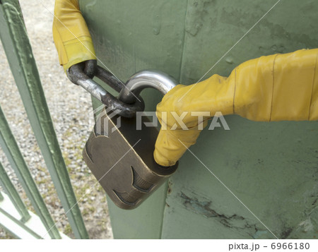 鉄扉の頑丈な鍵 6966180