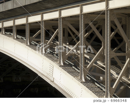 鉄橋の鉄骨 6966348