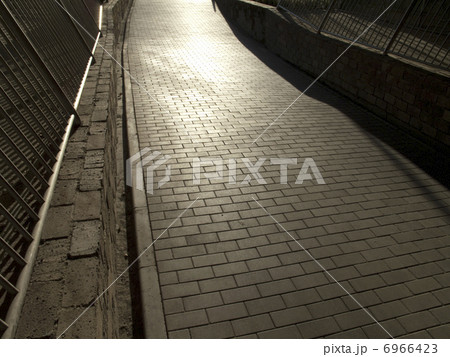 タイル張りの歩道 6966423