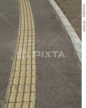 遊歩道の点字ブロック 6966565