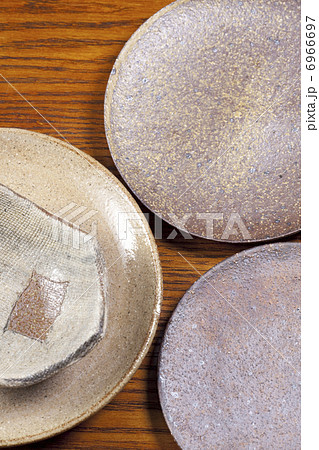 重ねた複数の和食器 6966697