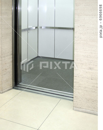 待機中のオフィスのエレベータ 6966698