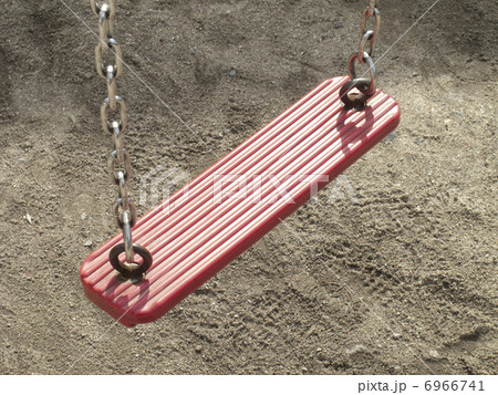 児童公園のぶらんこ 6966741