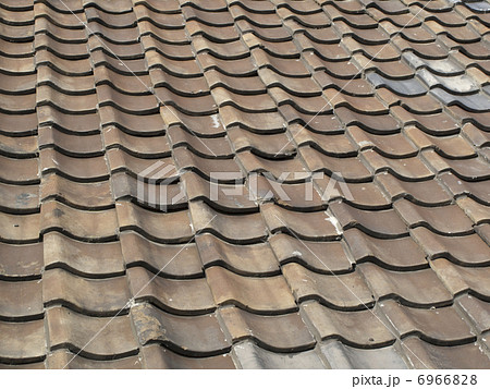鉄道の架線の錆が付いた屋根瓦 6966828