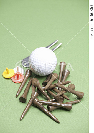 ゴルフボールと木製のティー ゴルフボールと木製のティー 6966863