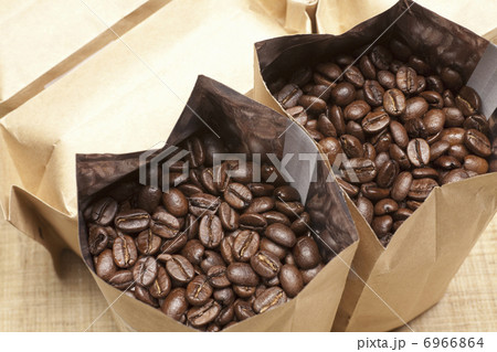 袋に入った大量のコーヒー豆 袋に入った大量のコーヒー豆 6966864
